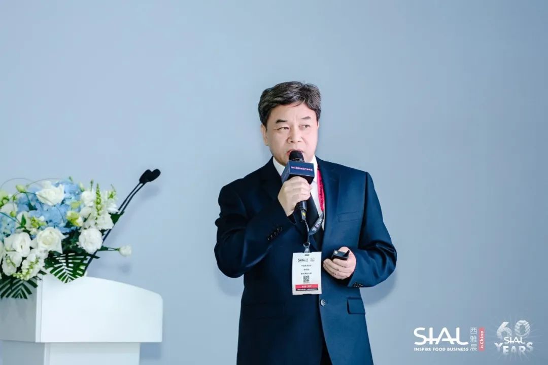 海關(guān)總署進(jìn)出口食品安全局原一級(jí)巡視員，海關(guān)一級(jí)關(guān)務(wù)監(jiān)督關(guān)銜，中國(guó)報(bào)關(guān)協(xié)會(huì)智庫(kù)高級(jí)專(zhuān)家徐明煥